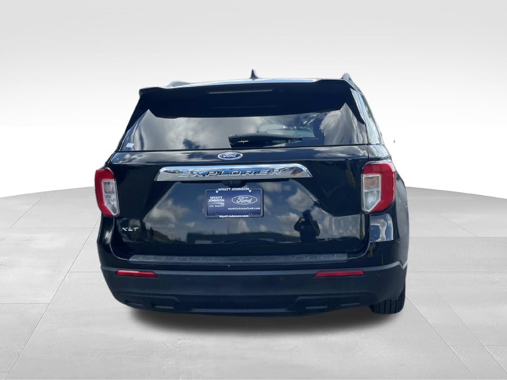 Certified 2022 Ford Explorer XLT RWD image 5