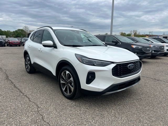 Certified 2024 Ford Escape Platinum AWD/4WD image 2