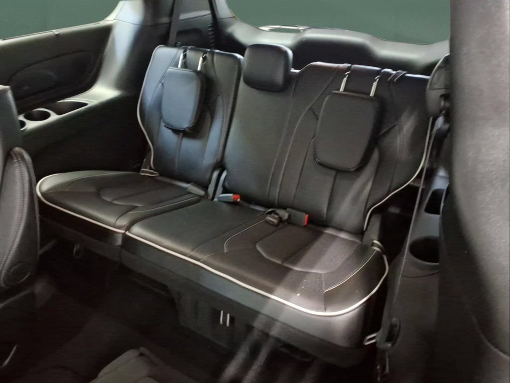 Used 2025 Chrysler Pacifica Limited FWD image 29