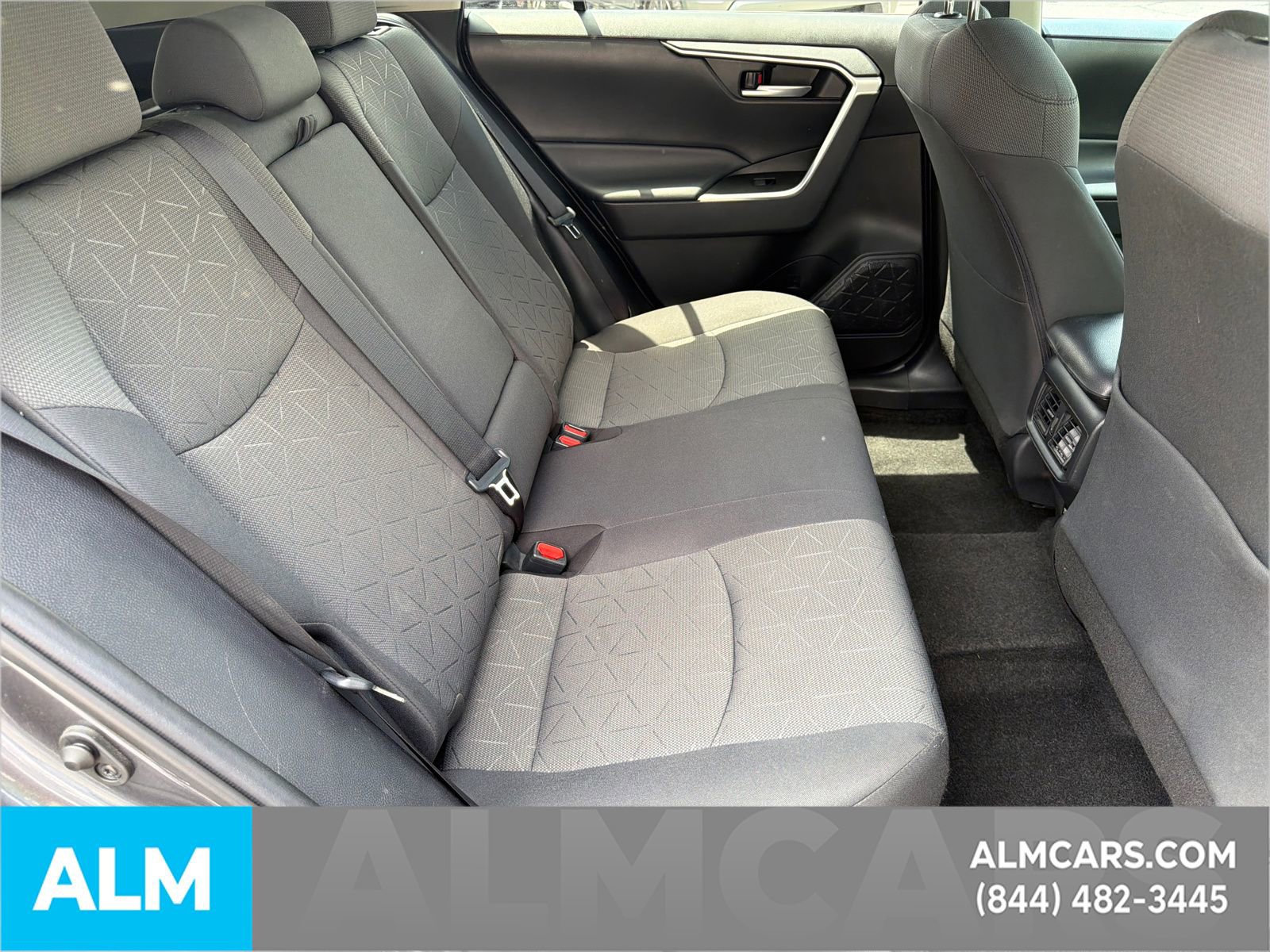 Used 2021 Toyota RAV4 XLE w/ Convenience Package FWD image 17