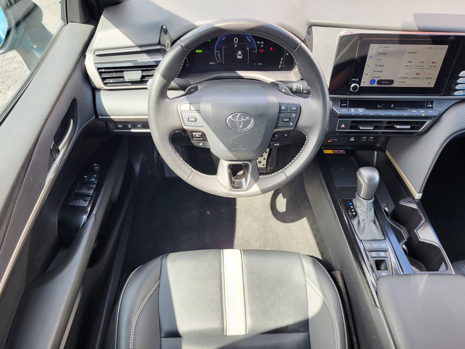 Used 2025 Toyota Camry SE image 14