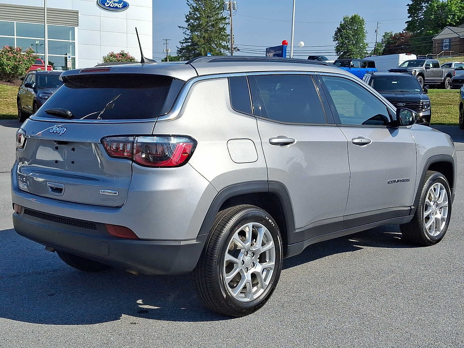 Used 2023 Jeep Compass Latitude AWD/4WD image 6