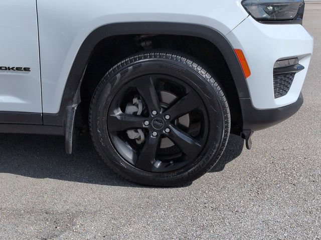 Used 2023 Jeep Grand Cherokee Limited w/ Black Appearance Package AWD/4WD image 11