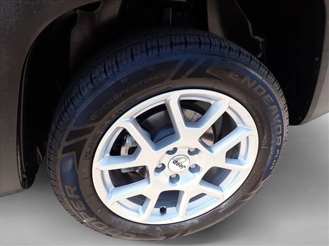 Used 2023 Jeep Renegade Latitude AWD/4WD image 7