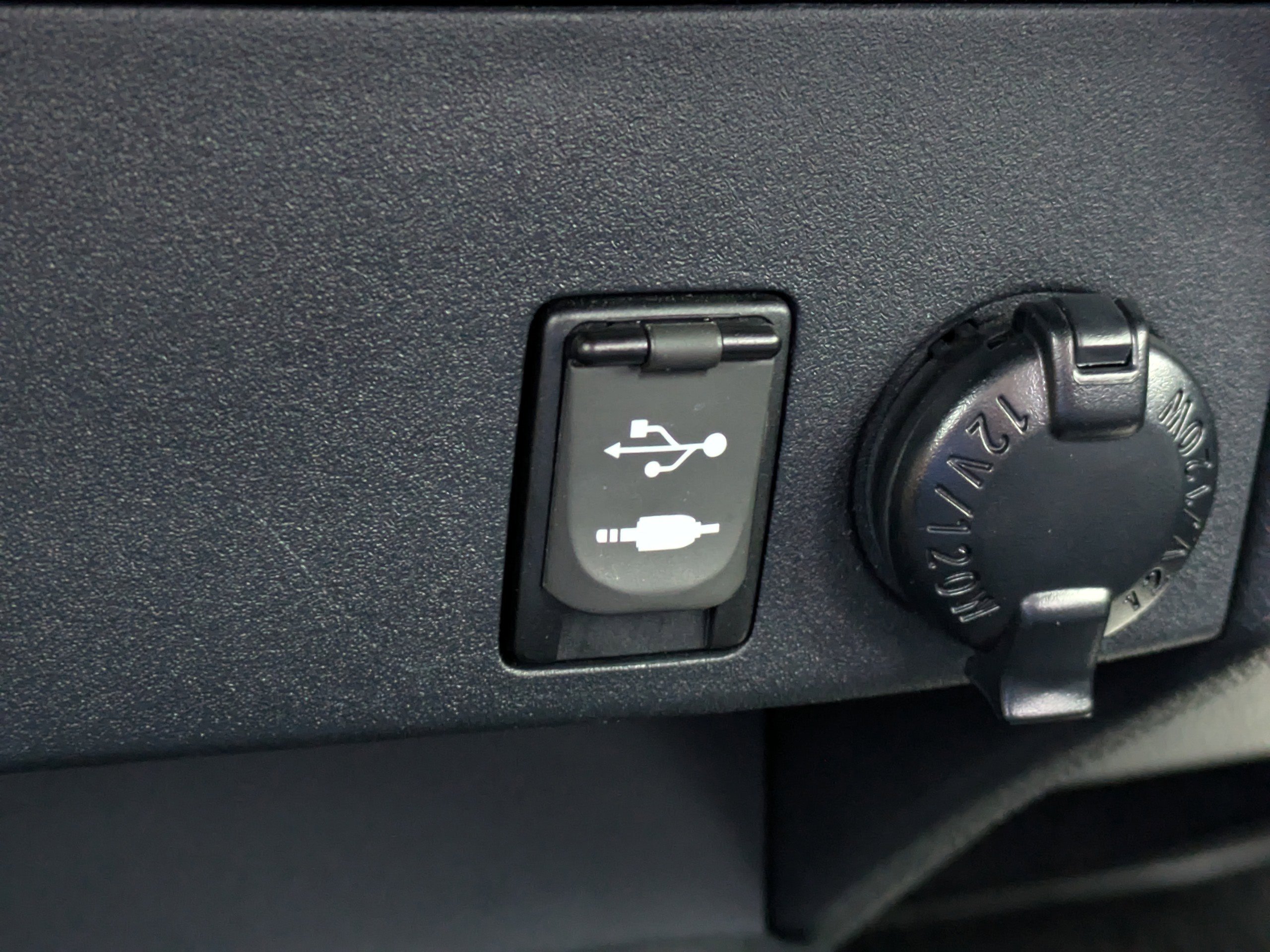 Used 2018 Toyota RAV4 LE w/ All Weather Liner Package FWD image 21
