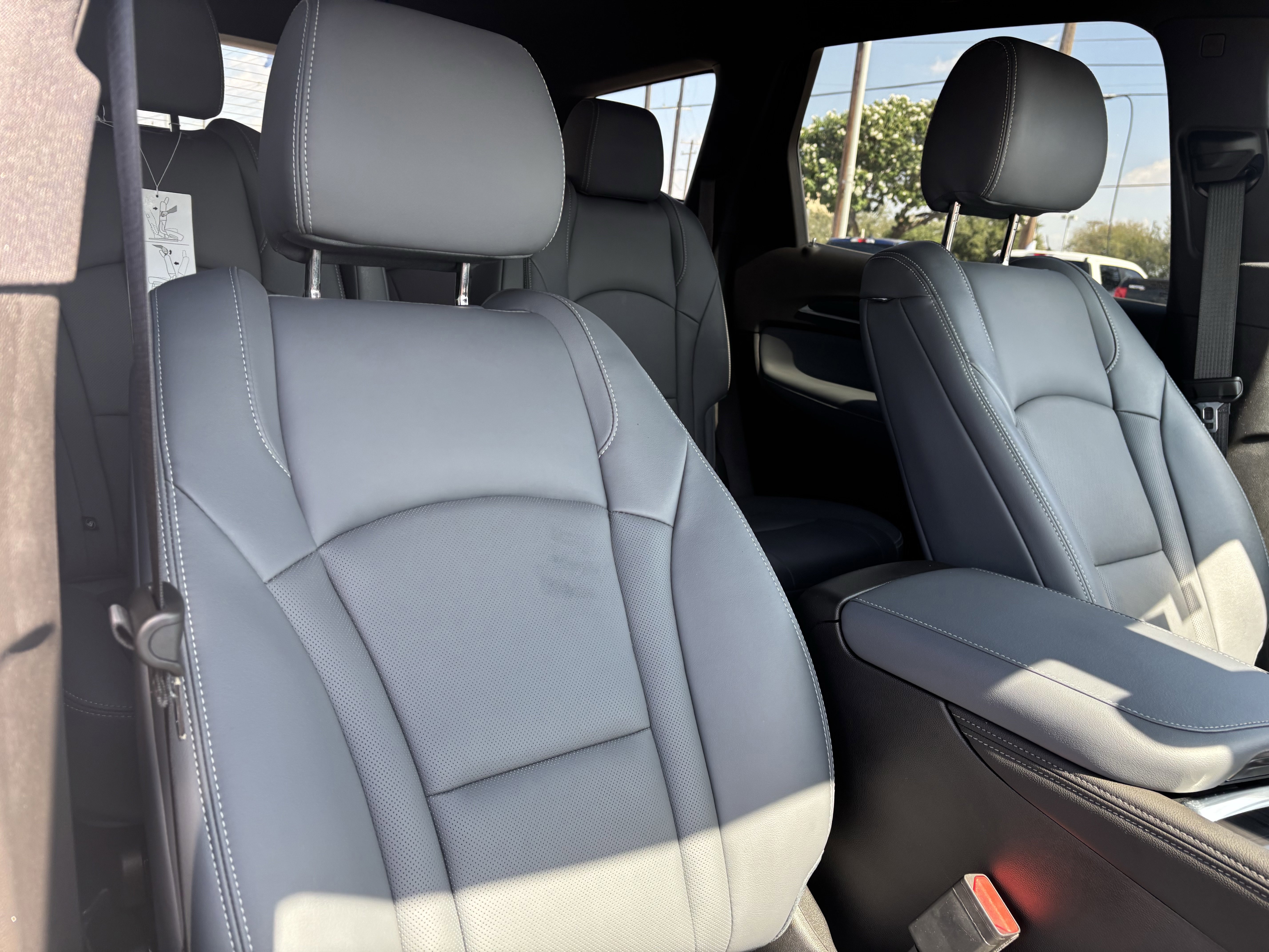 Used 2023 Buick Enclave Essence image 28