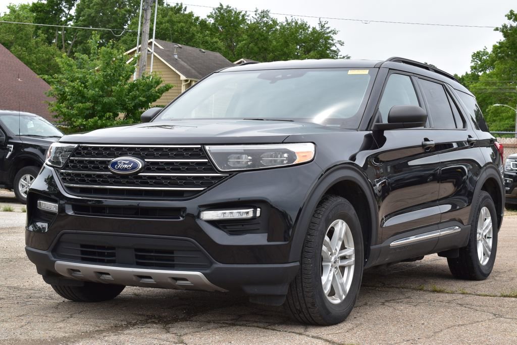 Certified 2023 Ford Explorer XLT w/ Equipment Group 202A AWD/4WD image 1