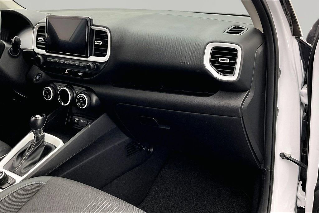 Used 2024 Hyundai Venue Limited FWD image 17