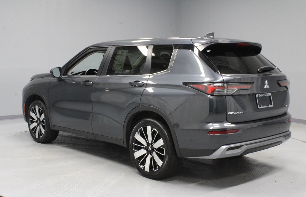 Used 2025 Mitsubishi Outlander AWD image 9