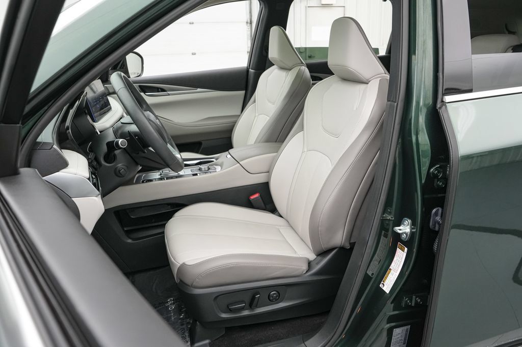 Used 2026 INFINITI QX60 Luxe w/ Cargo Package FWD image 11