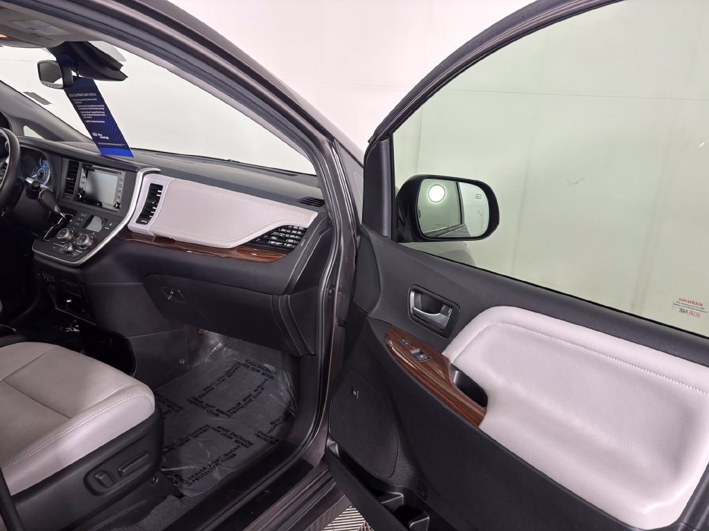 Used 2020 Toyota Sienna Limited Premium w/ Carpet Mat Package FWD image 39