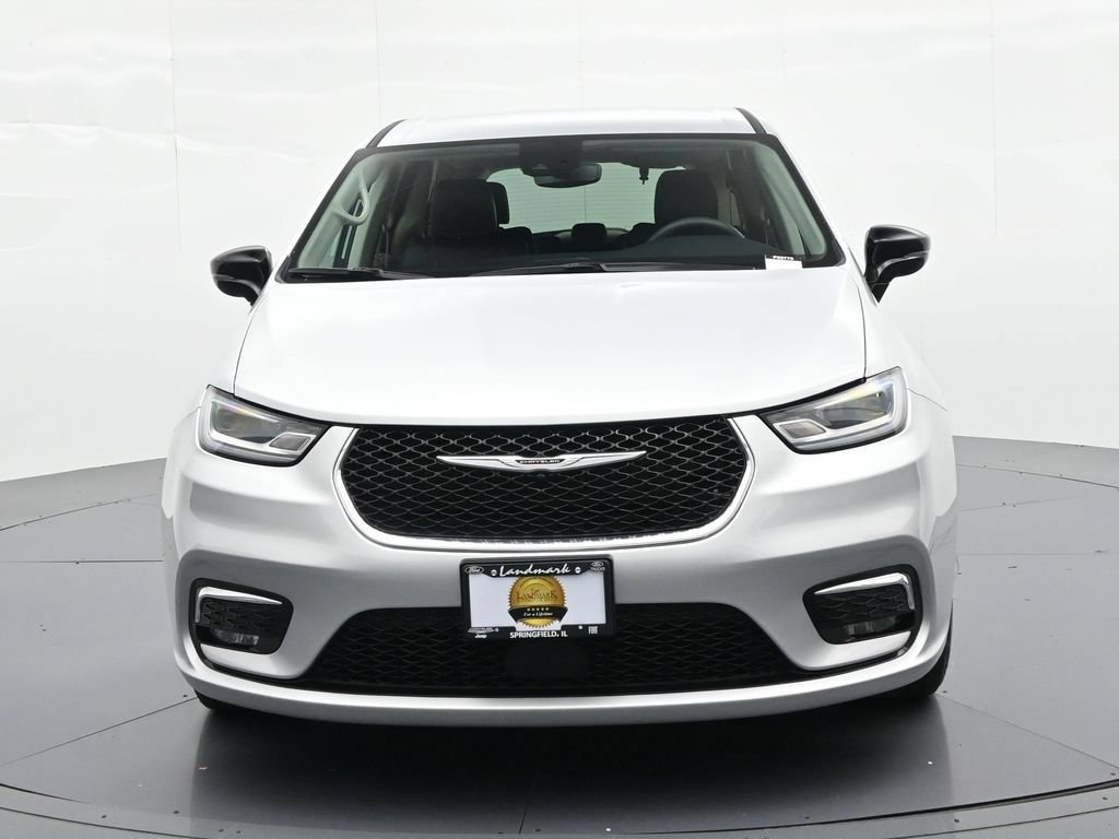 Used 2024 Chrysler Pacifica Touring-L FWD image 3
