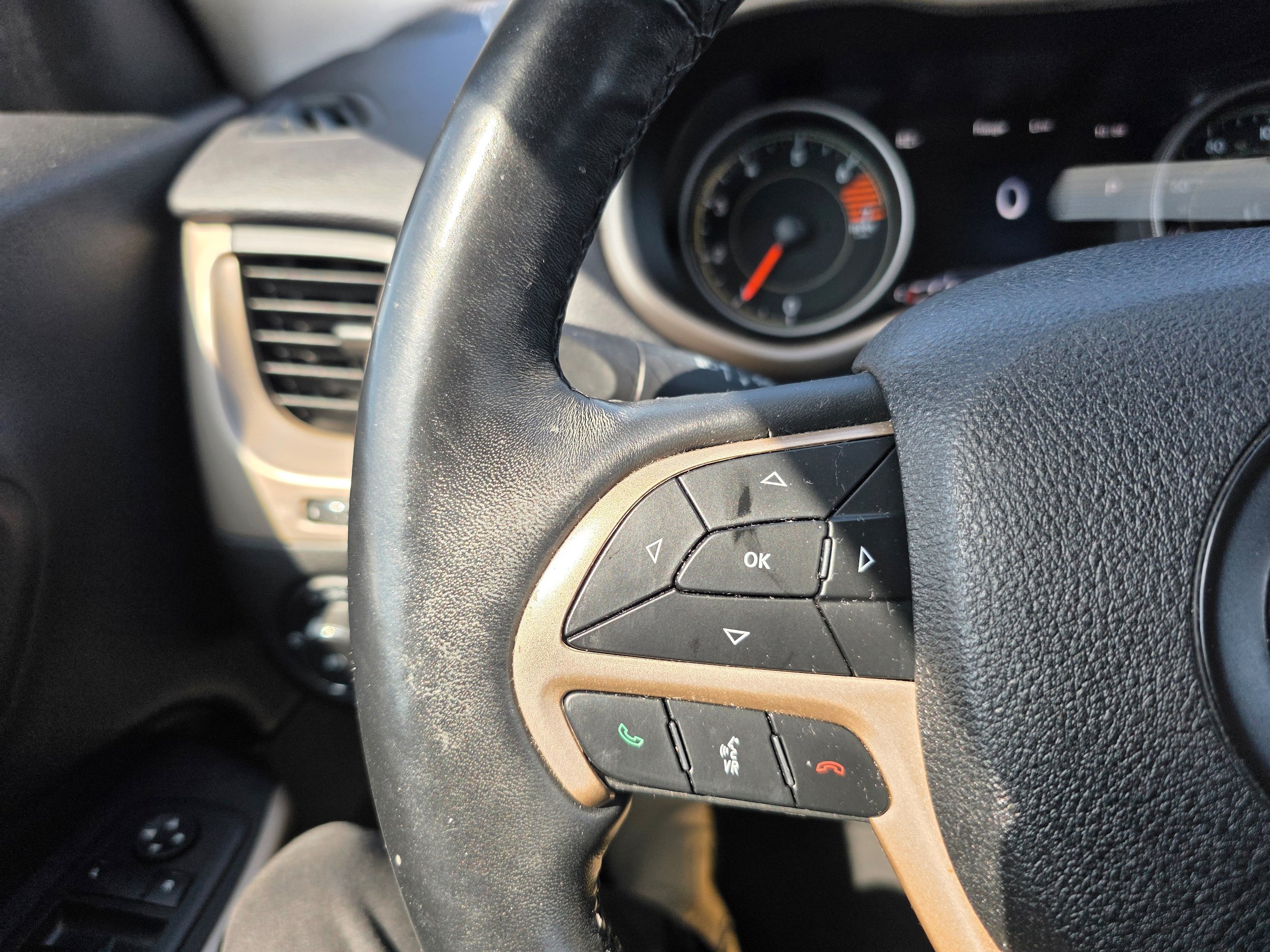 Used 2018 Jeep Cherokee Limited AWD/4WD image 12