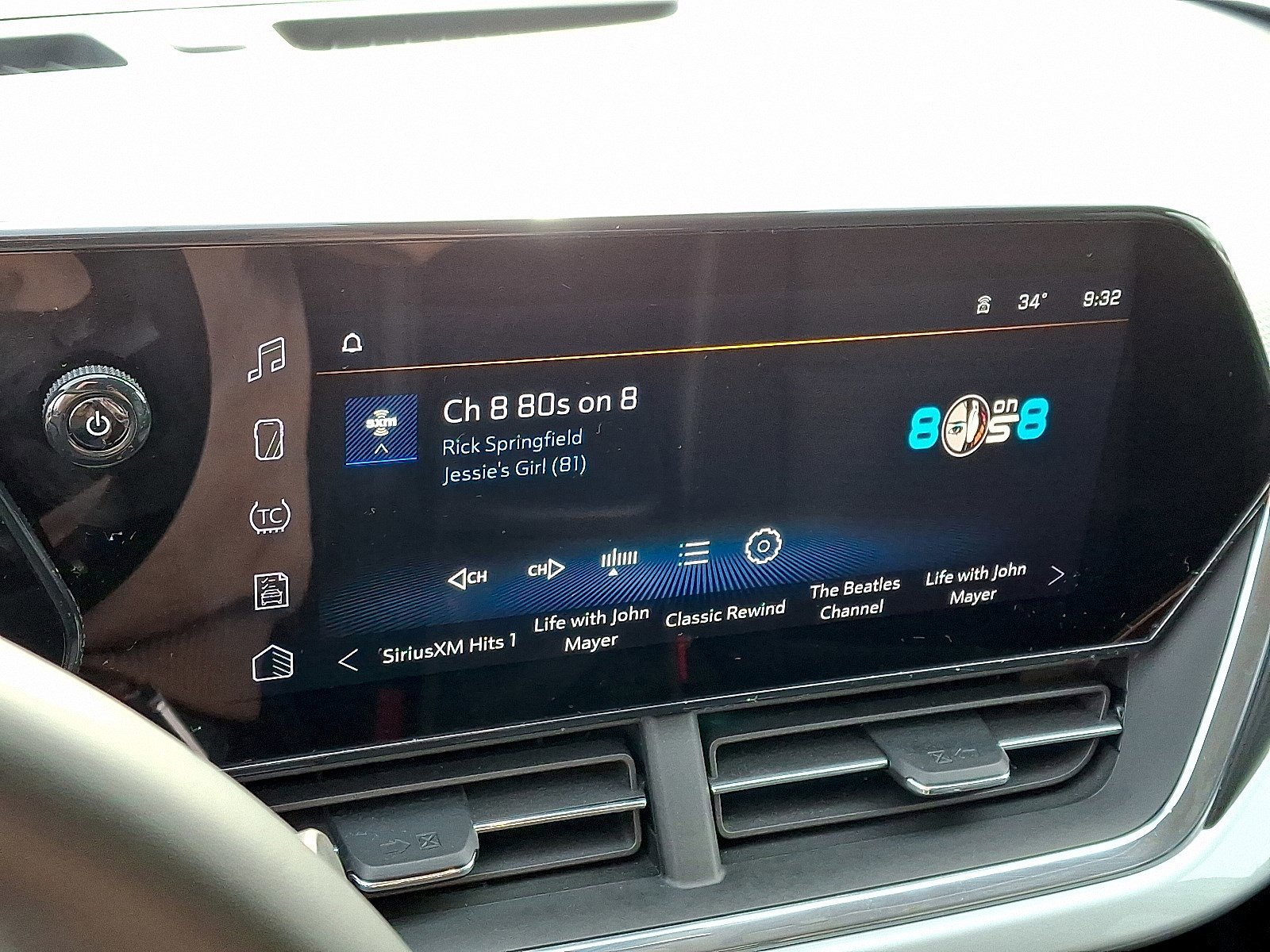 Used 2025 Chevrolet Trax LT w/ LT Convenience Package image 16