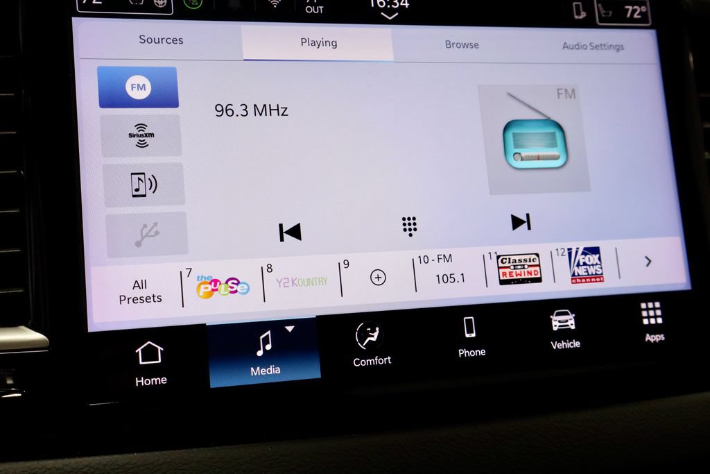 Used 2025 Chrysler Pacifica Select FWD image 3