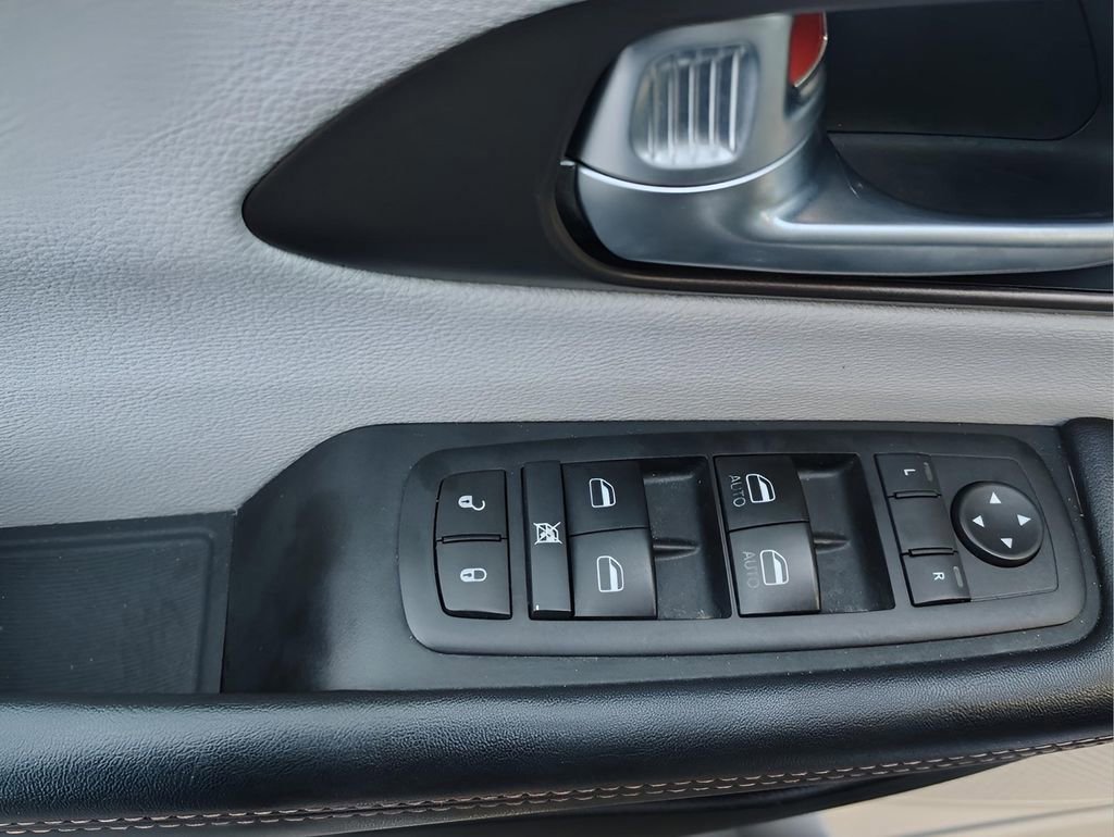 Used 2017 Chrysler Pacifica Touring-L image 12