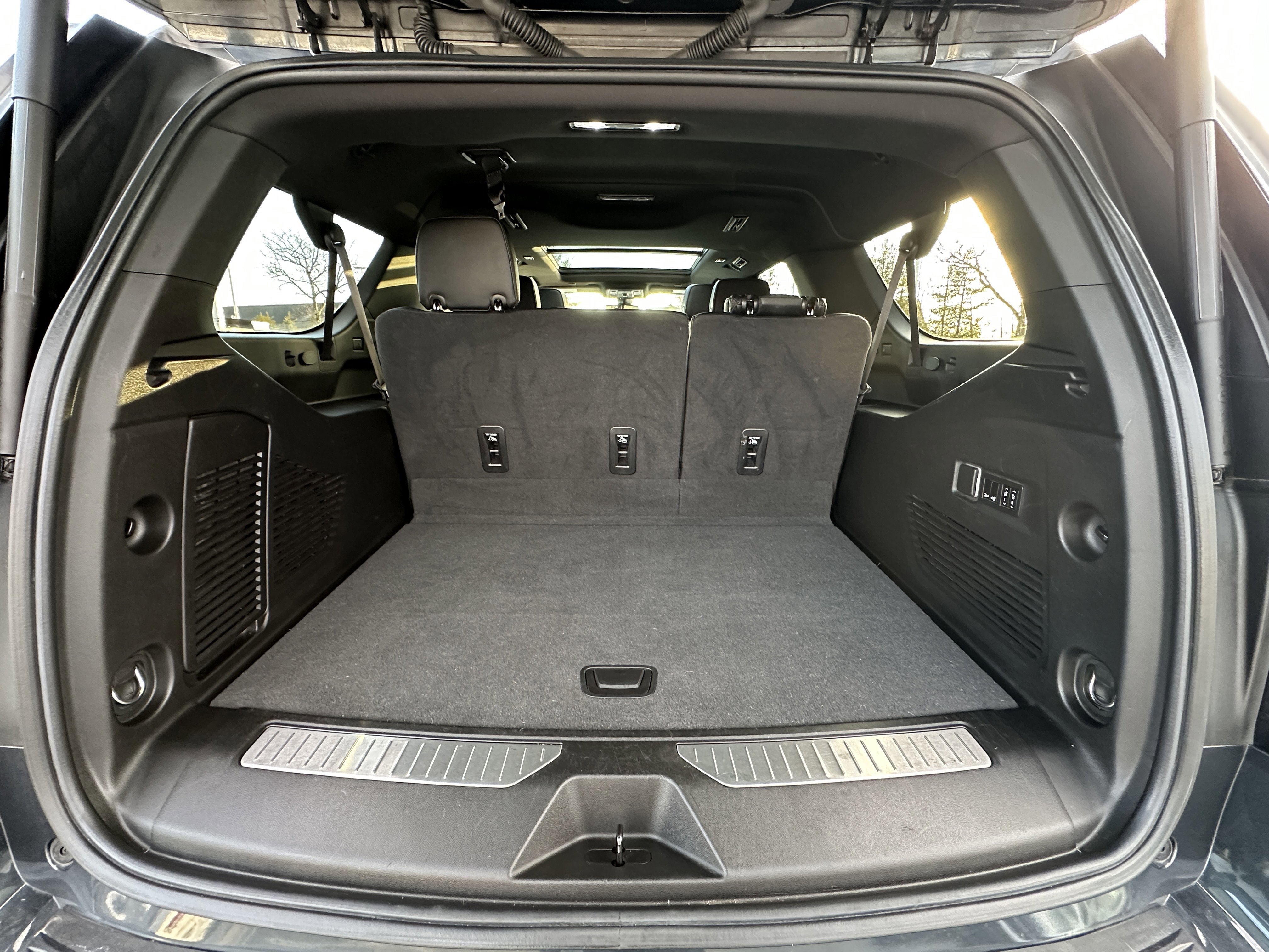 Used 2022 Chevrolet Suburban RST w/ Luxury Package image 12