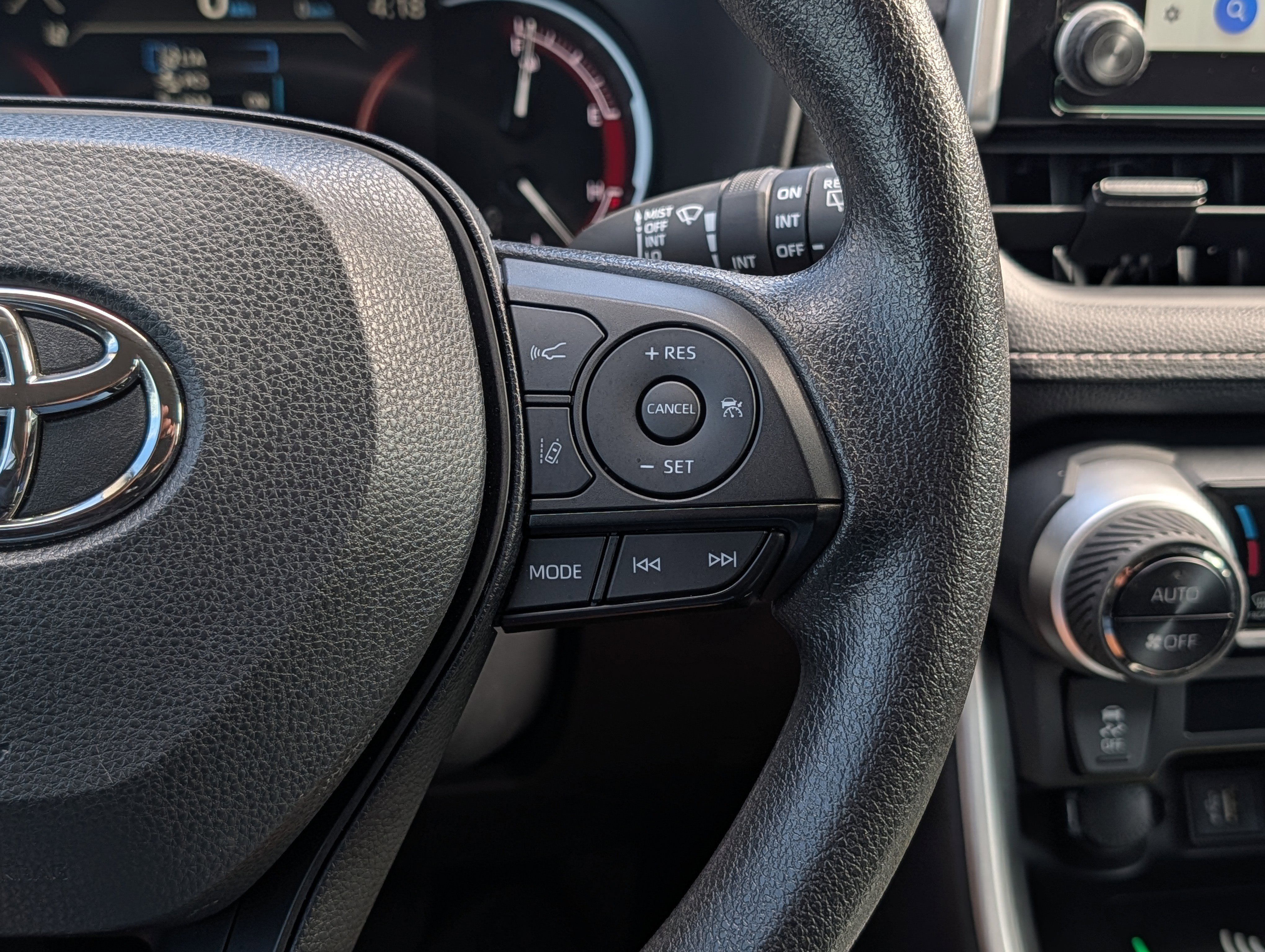 Used 2025 Toyota RAV4 XLE image 25