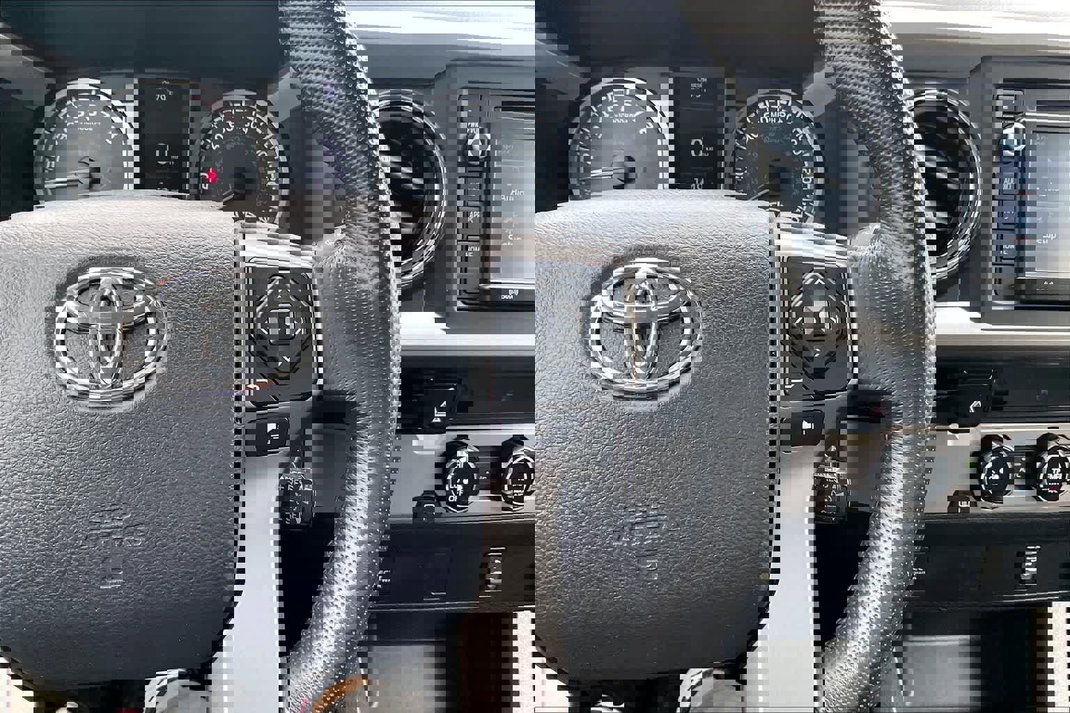 Used 2017 Toyota Tacoma SR5 RWD image 25