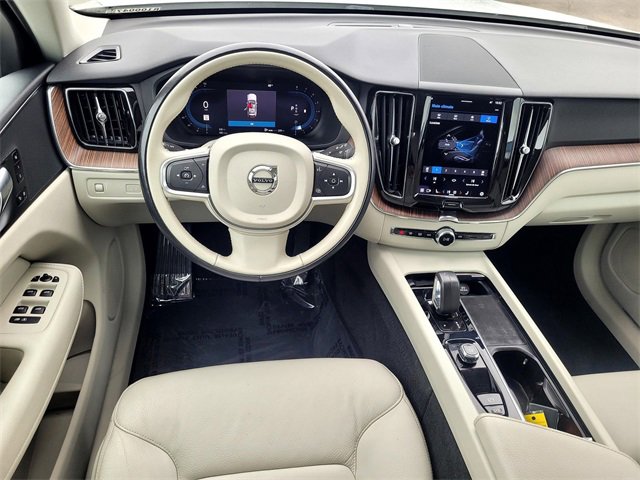 Used 2022 Volvo XC60 B5 Momentum image 9
