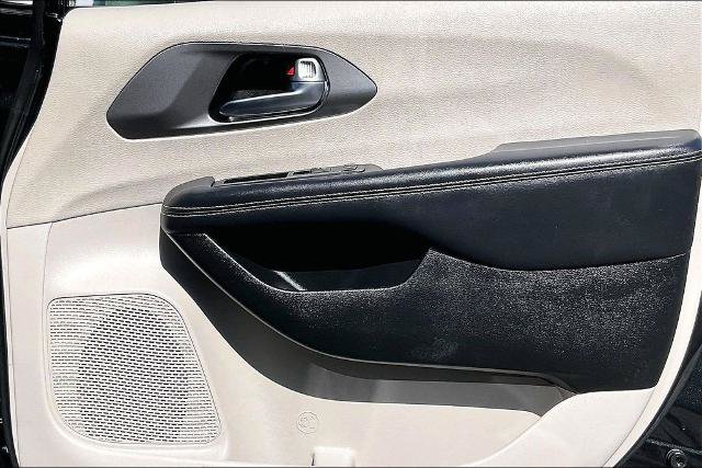 Used 2023 Chrysler Pacifica Touring-L FWD image 23