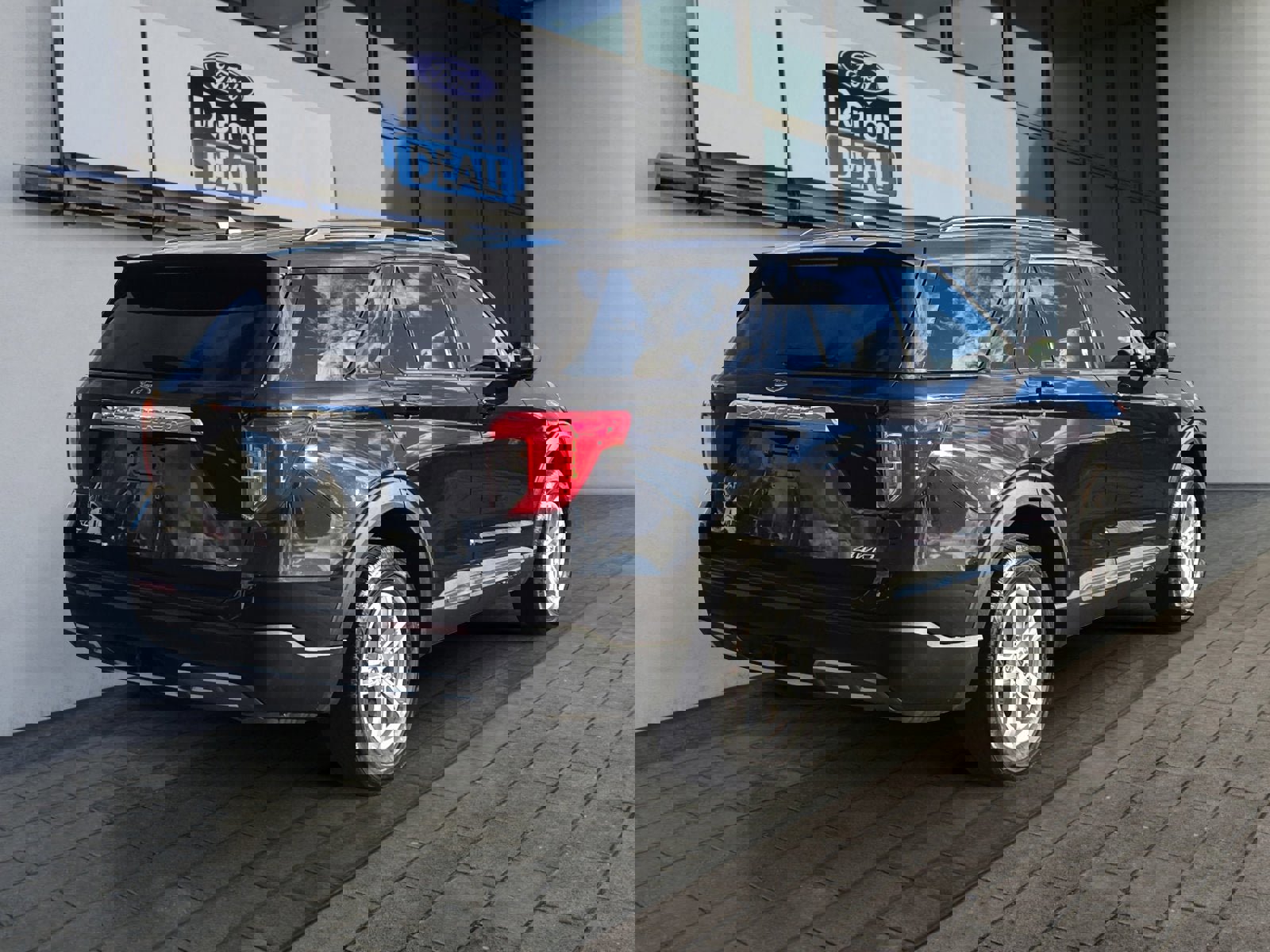 Certified 2022 Ford Explorer XLT w/ Equipment Group 202A image 5