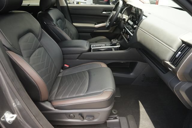 Used 2025 Nissan Pathfinder Platinum w/ Cargo Package FWD image 19