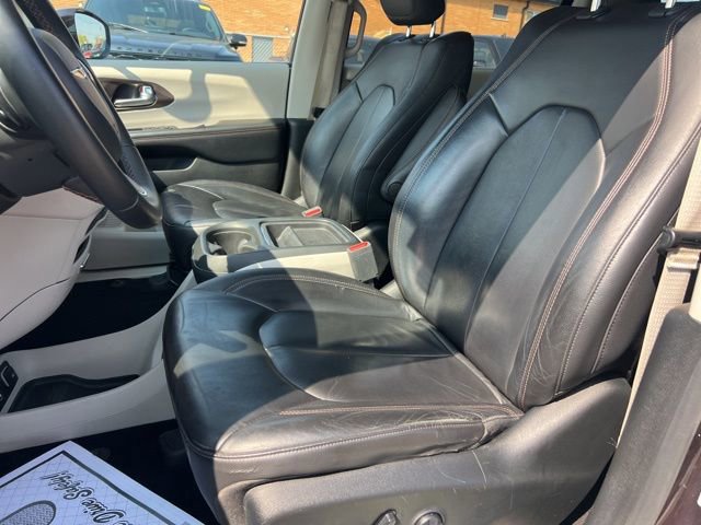 Used 2017 Chrysler Pacifica Touring-L w/ Tire & Wheel Group FWD image 19