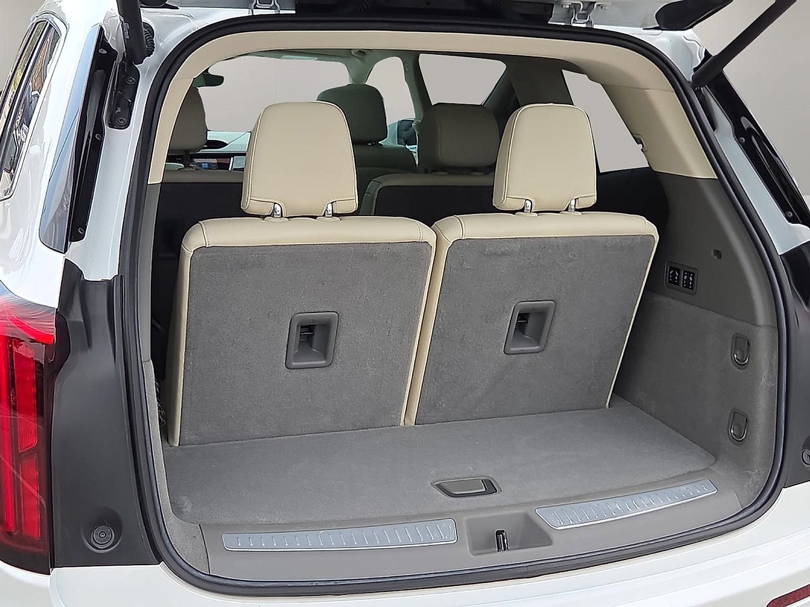 Used 2023 Cadillac XT6 Premium Luxury w/ Technology Package FWD image 8