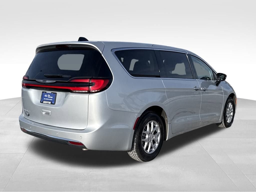 Used 2024 Chrysler Pacifica Touring-L image 5