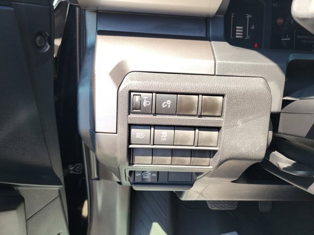 Used 2025 Toyota Tacoma SR5 AWD/4WD image 15