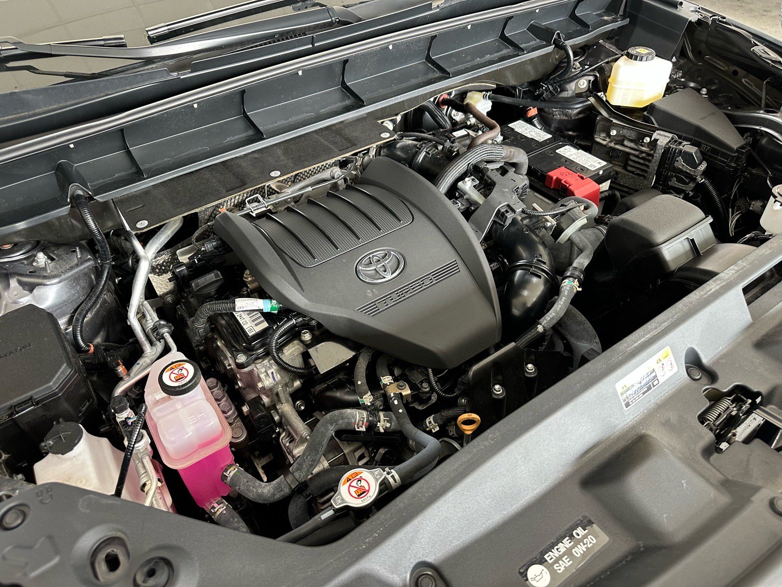 Used 2024 Toyota Highlander XLE AWD/4WD image 12