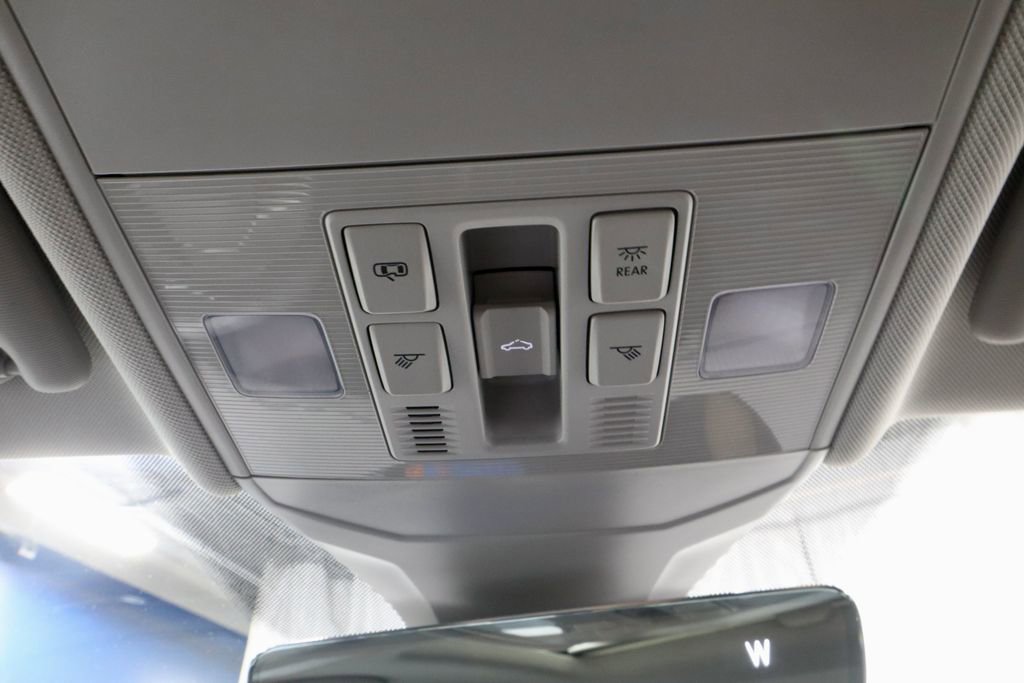 Used 2023 Volkswagen Jetta SE w/ Panoramic Sunroof Package FWD image 32