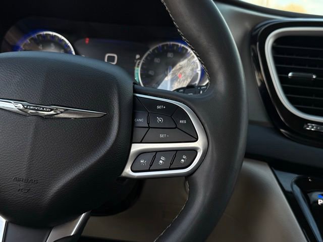 Used 2023 Chrysler Pacifica Touring-L FWD image 9