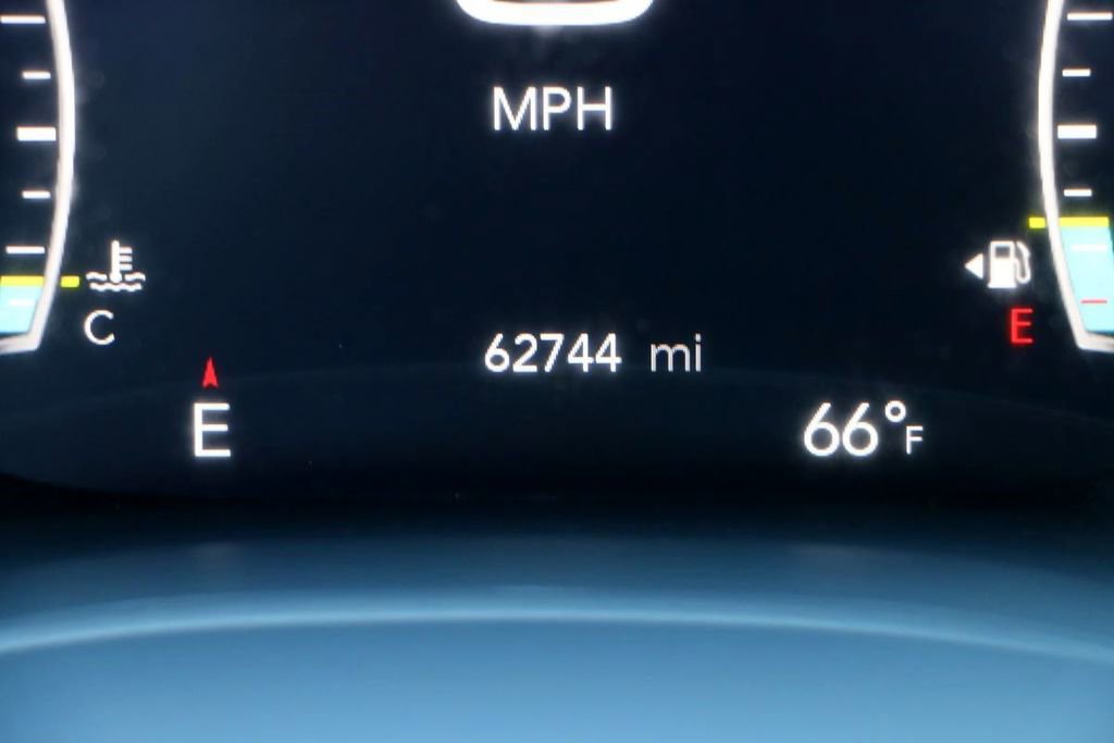 Used 2023 Chrysler Pacifica Touring-L FWD image 10