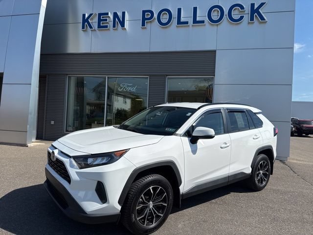 Used 2021 Toyota RAV4 LE AWD/4WD image 2