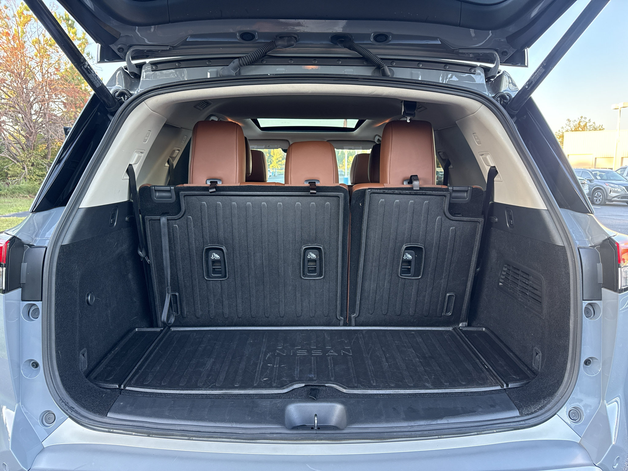 Used 2025 Nissan Pathfinder Platinum w/ Black Appearance Package FWD image 18