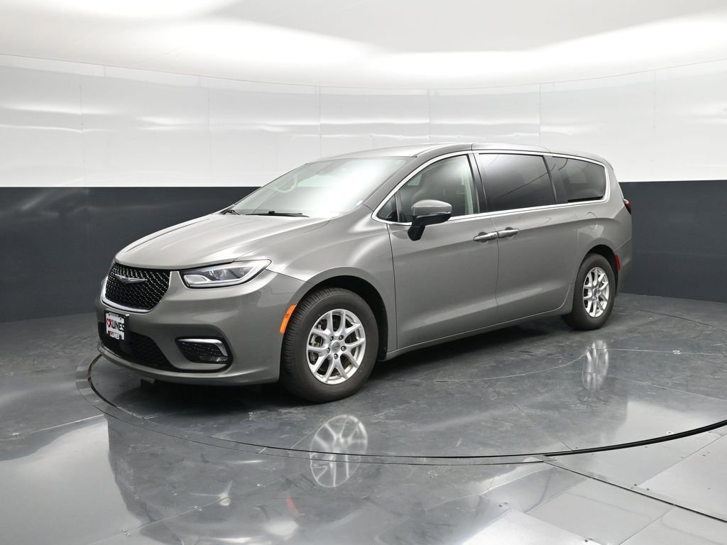 Used 2023 Chrysler Pacifica Touring-L image 5
