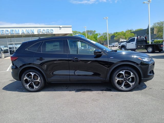 Certified 2025 Ford Escape ST-Line Select w/ Tech Pack #2 AWD/4WD image 3