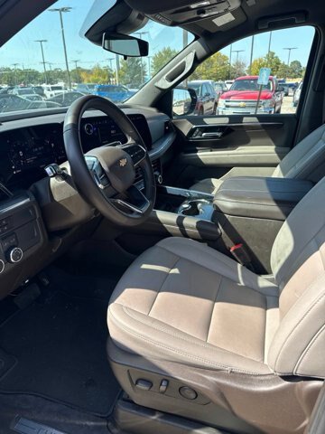Used 2025 Chevrolet Suburban LT RWD image 6
