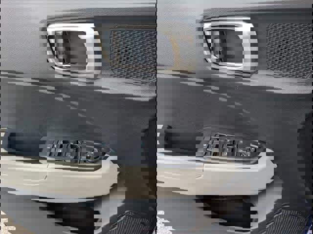 Used 2023 Hyundai Venue SEL image 16