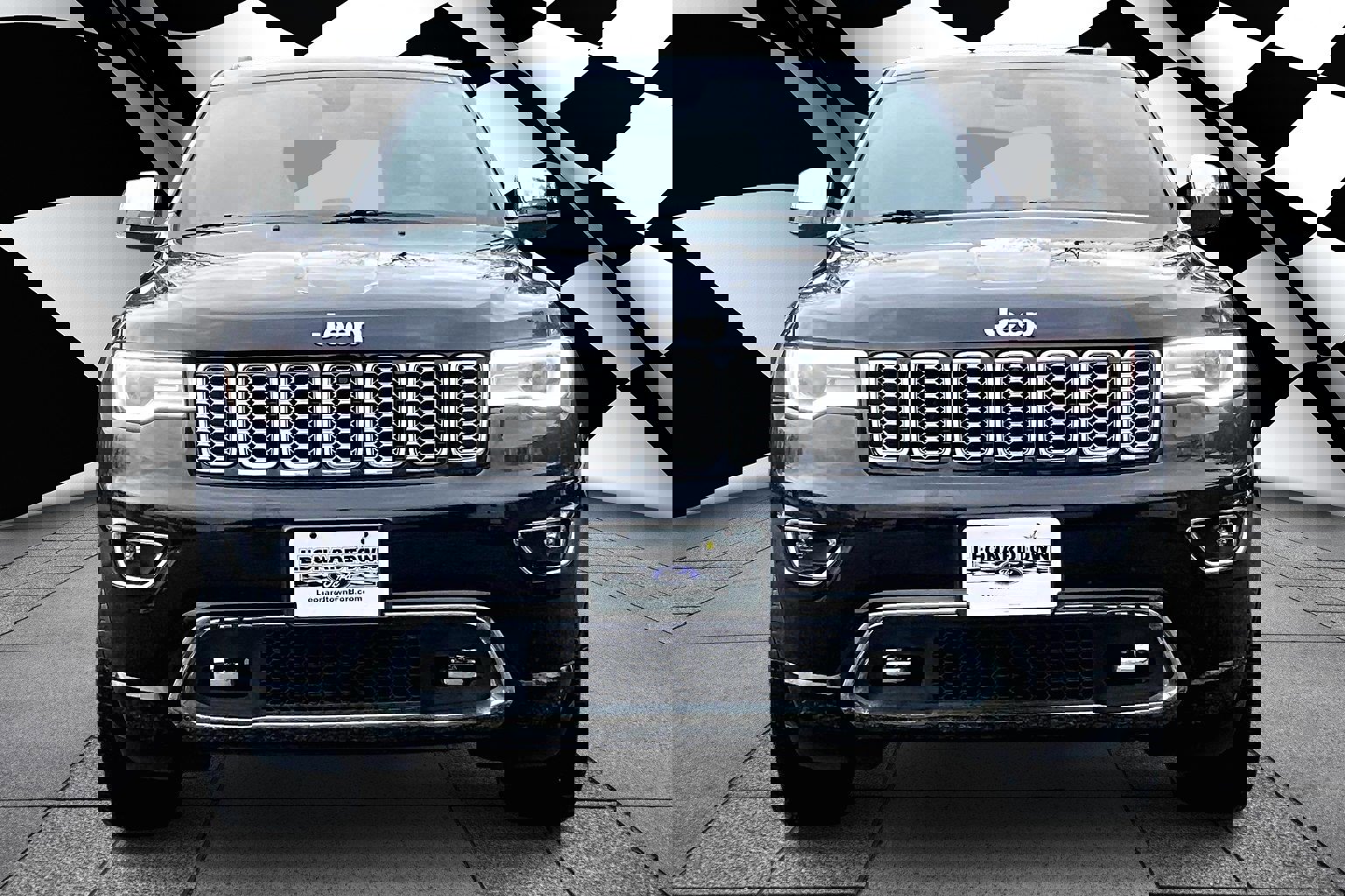 Used 2019 Jeep Grand Cherokee Overland image 3