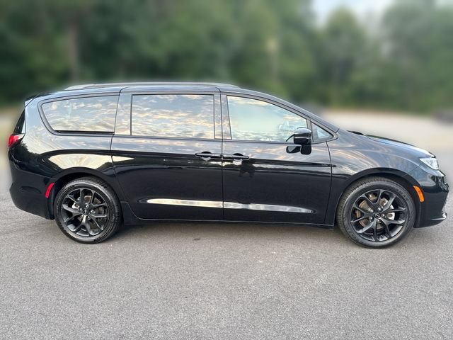 Used 2025 Chrysler Pacifica Limited FWD image 9
