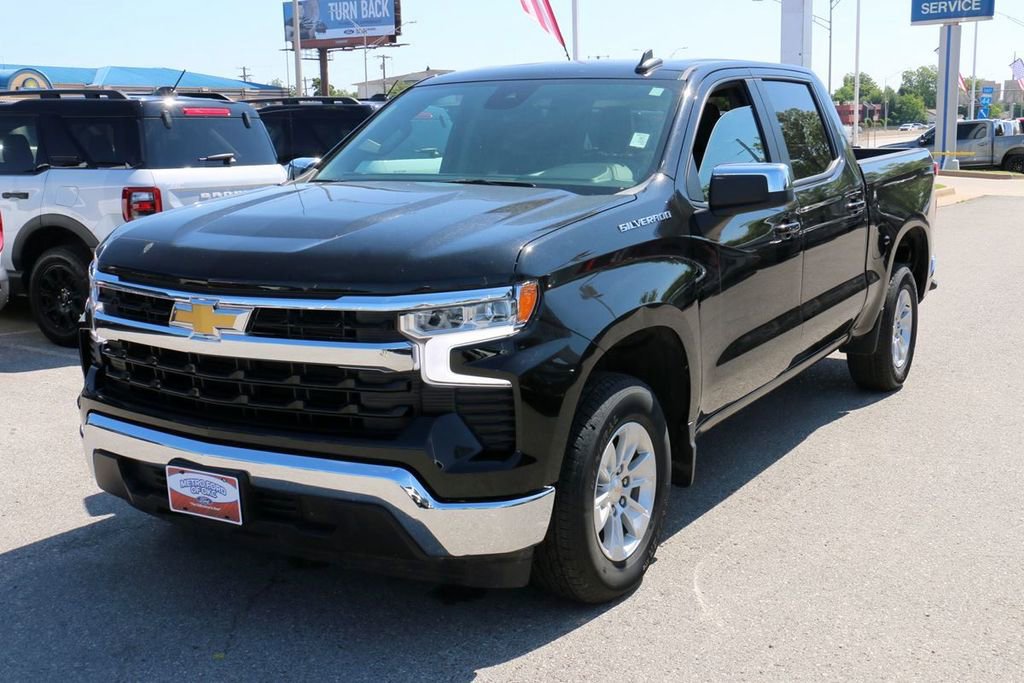 Used 2025 Chevrolet Silverado 1500 LT RWD image 2