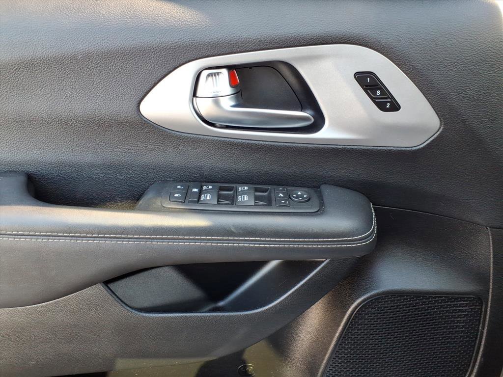 Used 2025 Chrysler Pacifica Limited image 13