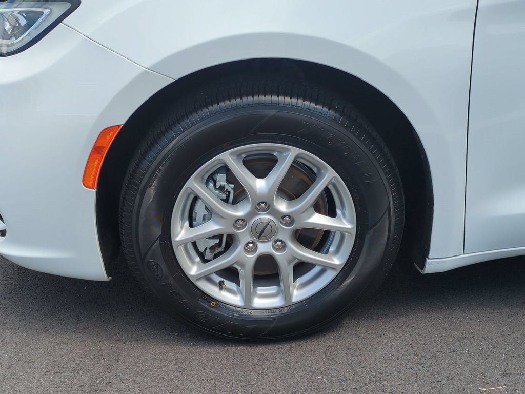Used 2023 Chrysler Pacifica Touring-L FWD image 29