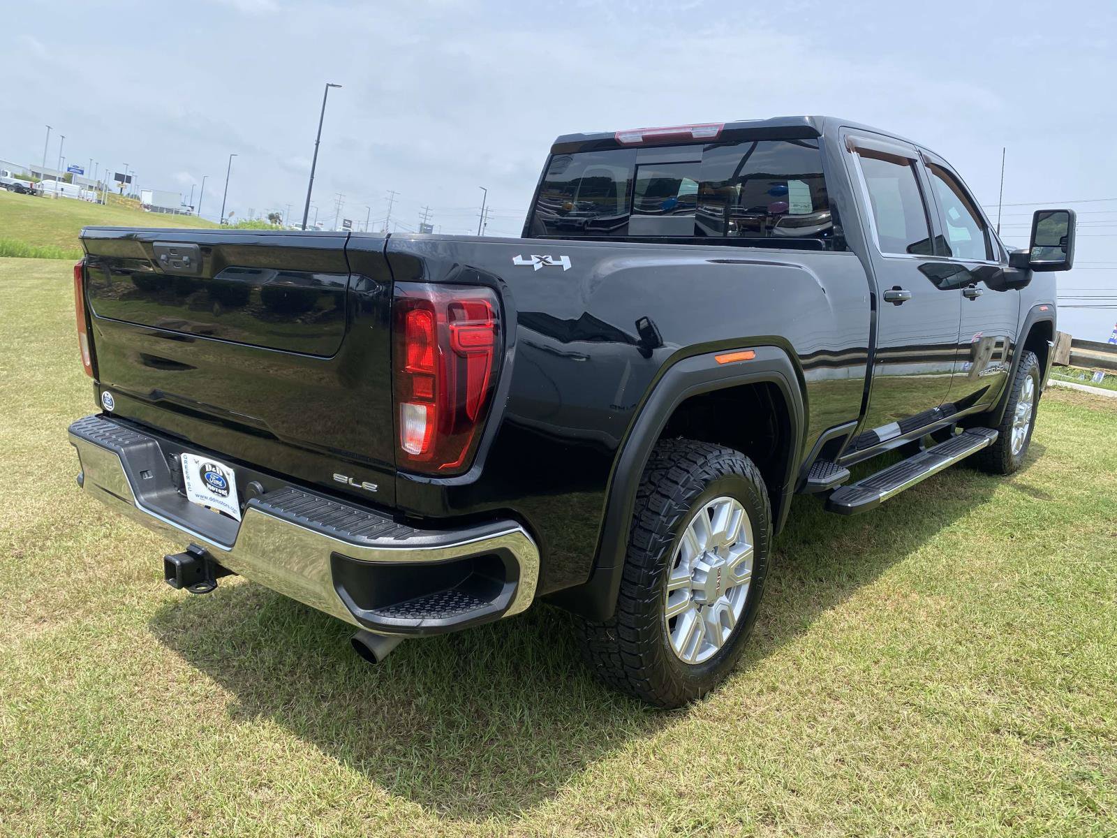 Used 2022 GMC Sierra 2500 SLE w/ SLE Value Package; AWD/4WD image 7