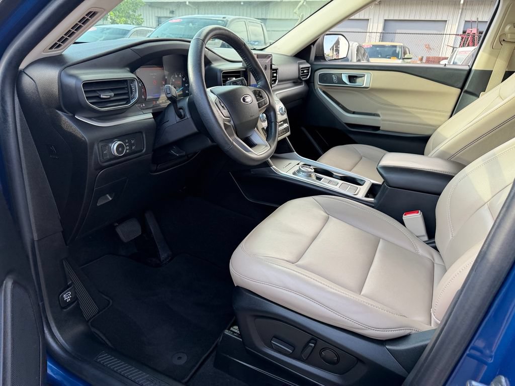 Certified 2022 Ford Explorer XLT w/ Equipment Group 202A RWD image 11