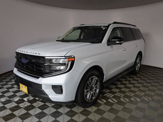 Certified 2025 Ford Expedition Active AWD/4WD image 3