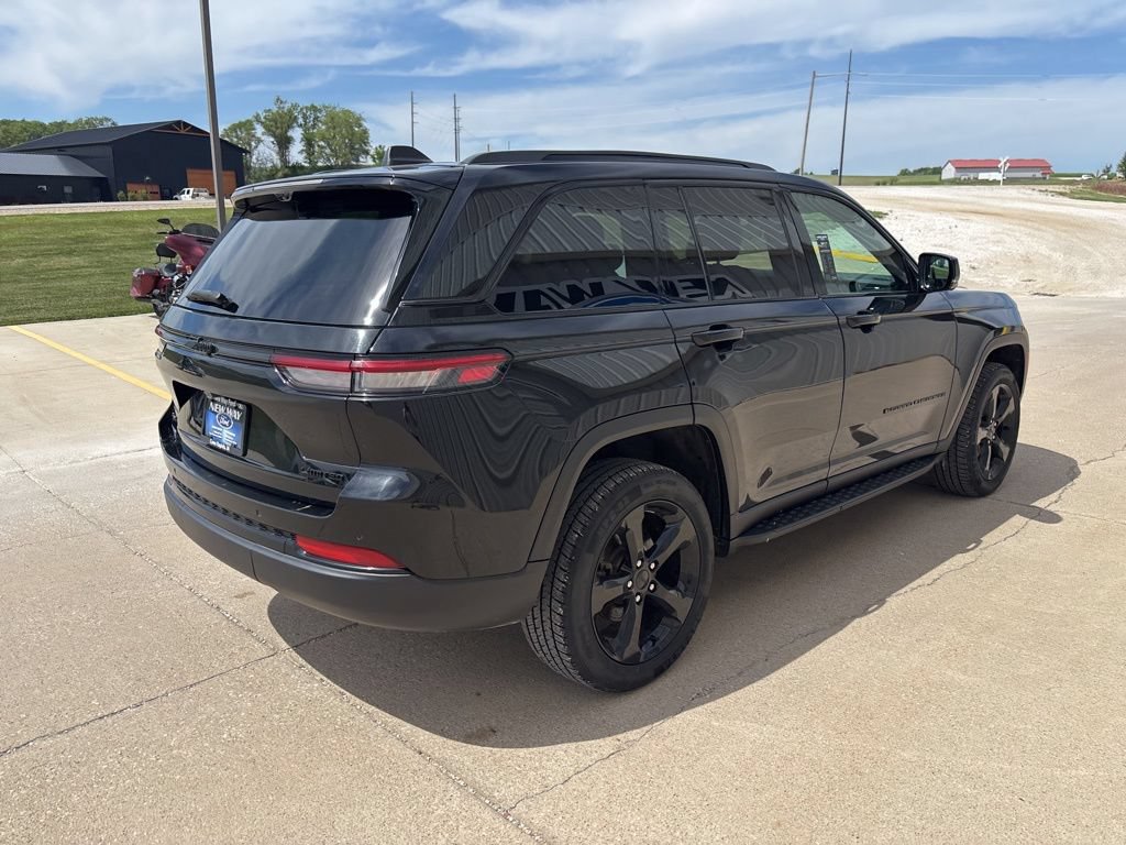 Used 2024 Jeep Grand Cherokee Limited w/ Luxury Tech Group II AWD/4WD image 4